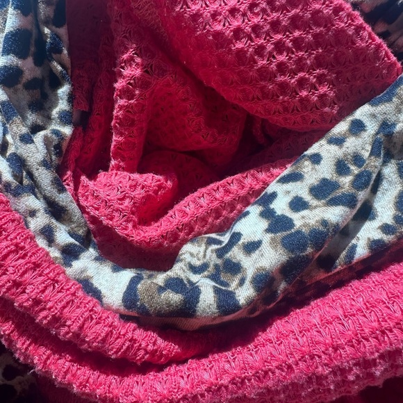 Andthewhy Women’s Leopard Sleeve Pink Cowl Neck Waffle Knit Sweater Size medium - Picture 4 of 8